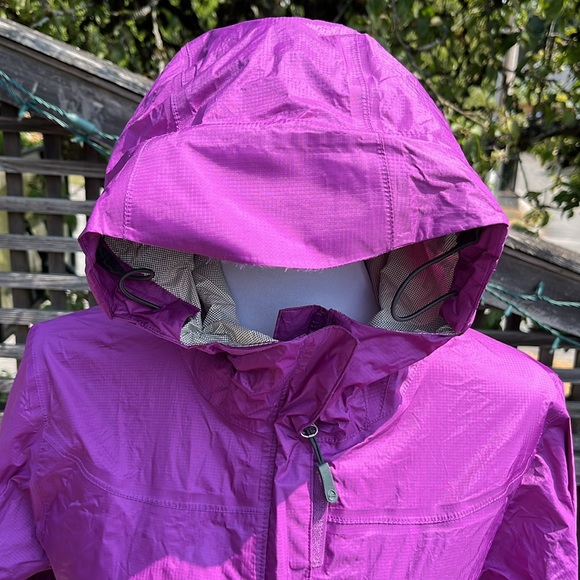 Stormtech Performance Rain and Windbreaker Jacket. Size Medium - Picture 5 of 16